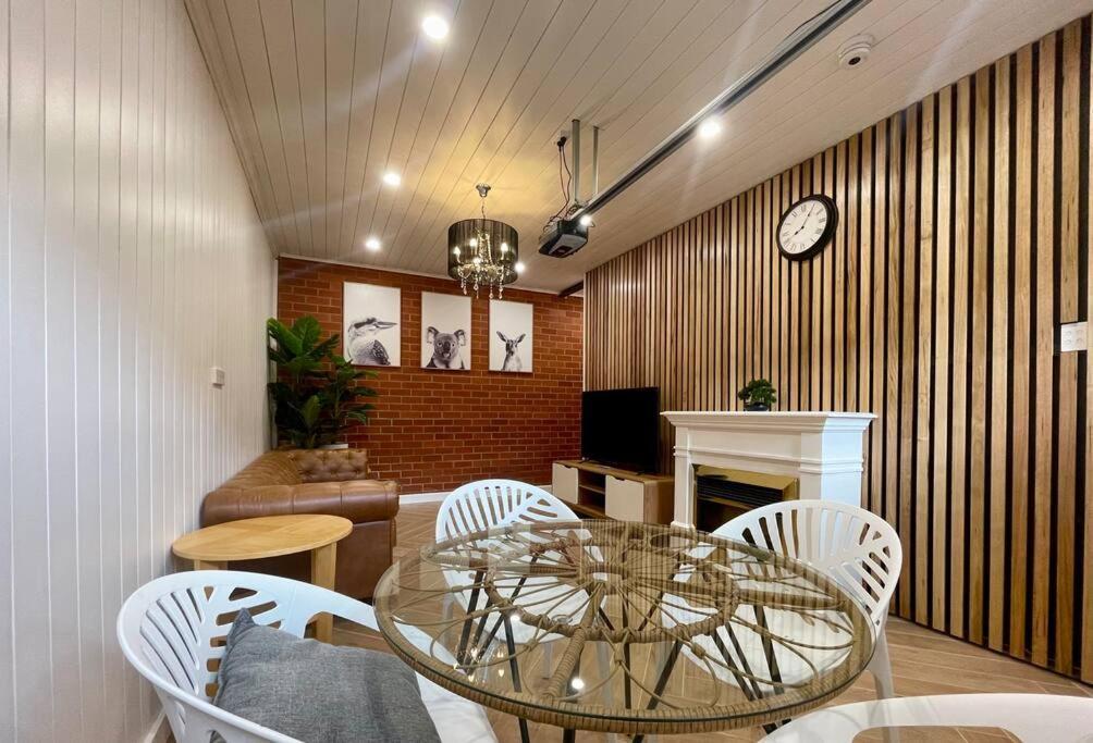 Lovely Brick Cottage With Amazing Water View Hobart Bagian luar foto